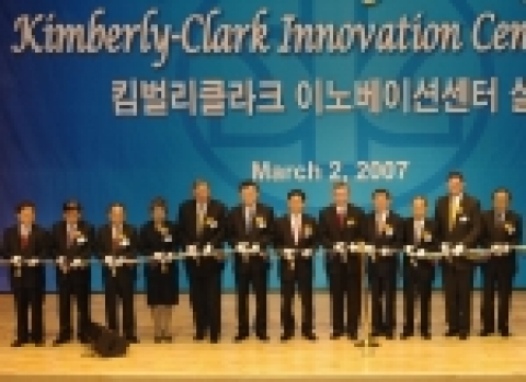 좌측부터 1. 최열 환경재단대표 2. 서정석 용인시장 3. 홍기화 KOTRA사장 4.박영숙 미래포럼이사장 5. John Fogarasi 미대사관 상무공사 6. 홍석우 산업자원부 상