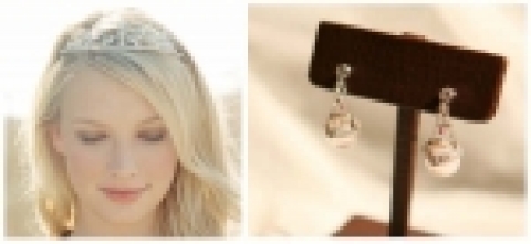 concept - pure bride.(순수 신부) 티아라에 웨딩 드레스를 곱게 차려입은 신부의 모습을 연상하여 디자인 함. 다른 진주셋팅과는 다르게 독특한 방식을 고안해내어 신부 머리에 티아라가 얹혀진 모습처럼 진주에 다이아가 셋팅된 14k W.Gold로 진주를 물렸다. 요즘 트랜드에 맞쳐서 진주와 유색보석을 같이 디자인 하였으며, 루비는 신부의 취향이나 탄생석에 따라 빠뀌어 셋팅가능하다