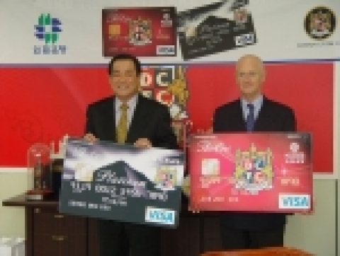 좌 : 이윤원  대전시티즌 프로축구단 대표이사
우 : 케빈 니본 (Kevin Kneebone) 외환은행 상무 (카드사업본부 담당)