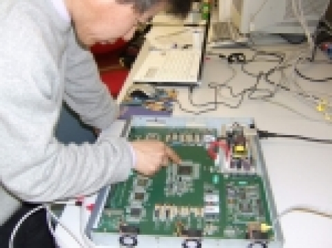 ETRI 연구진이 이번에 개발에 성공한 칩으로 멀티서비스가 가능한 랜 스위치를 시연하고 있다.