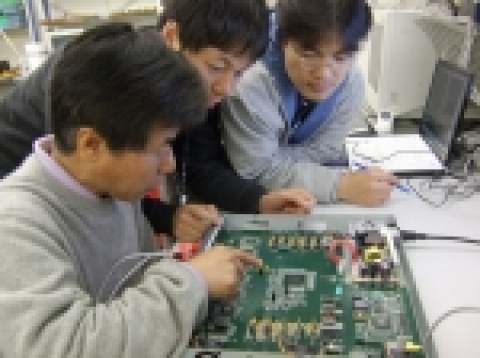 ETRI 연구진이 이번에 개발에 성공한 칩으로 멀티서비스가 가능한 랜 스위치를 시연하고 있다.