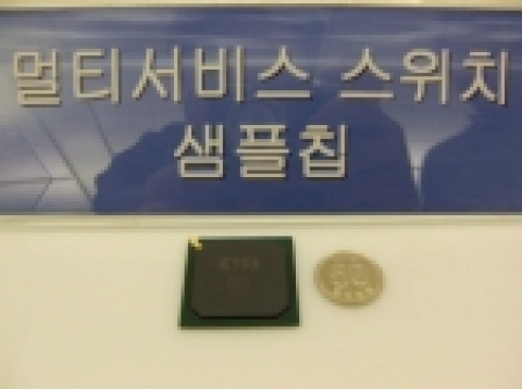 ETRI 연구진이 이번에 개발에 성공한 칩으로 멀티서비스가 가능한 랜 스위치를 시연하고 있다.