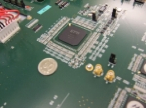 ETRI 연구진이 이번에 개발에 성공한 칩으로 멀티서비스가 가능한 랜 스위치를 시연하고 있다.