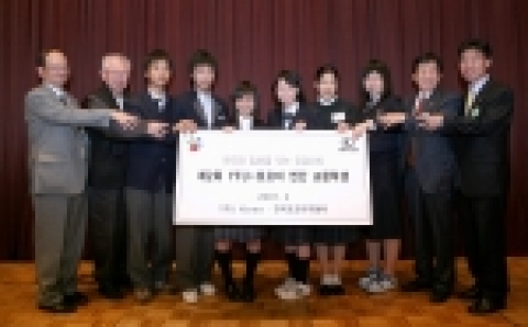 지난 2일, 연간 교환장학생 프로그램의 대상자인 한일 양국 고등학생과 한국 YFU 및 한국토요타자동차 관계자가 한자리에 모였다. 왼쪽부터 후지야마공사, 김성수 한국 YFU 이사장,