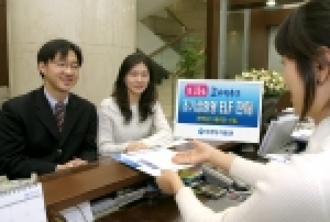 우리투자증권(사장: 朴鍾秀)은 조기상환형 주가연계펀드(ELF)인 「우리 2Star 파생상품투자신탁 제SHM-3호」를 3월 5일(월)부터 8일(목)까지 우리은행과 공동판매한다고 밝혔