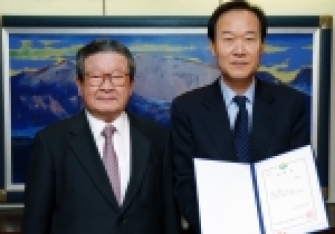 LG연암학원의 이사장인 구자경 LG명예회장은 5일 여의도 LG트윈타워에서 천안연암대학 정광수 신임학장에게 임명장을 수여했다. 구자경 LG명예회장(사진 왼쪽)과 정광수 천안연암대학 