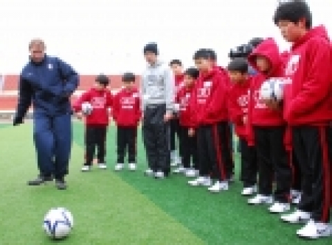 아우디코리아는 핌 베어백 국가대표 축구 감독과 압신 고트비 코치와 함께 3월 5일 월요일 ‘아우디 유소년 축구 클럽’을 개최했다.