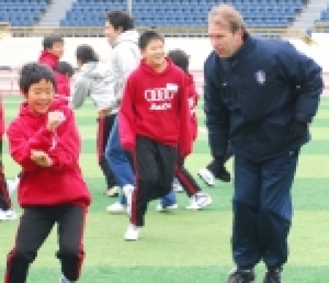 아우디코리아는 핌 베어백 국가대표 축구 감독과 압신 고트비 코치와 함께 3월 5일 월요일 ‘아우디 유소년 축구 클럽’을 개최했다.