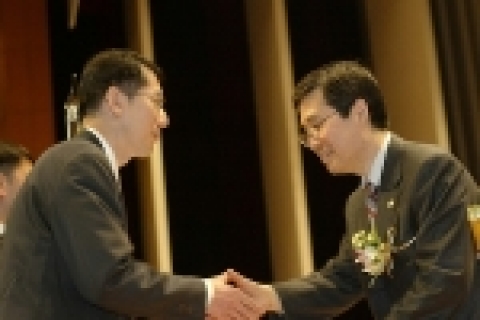 이날 행사장에 참석한 (주)대웅 경영관리본부 박재홍 상무가 표창을 받고 있다.
