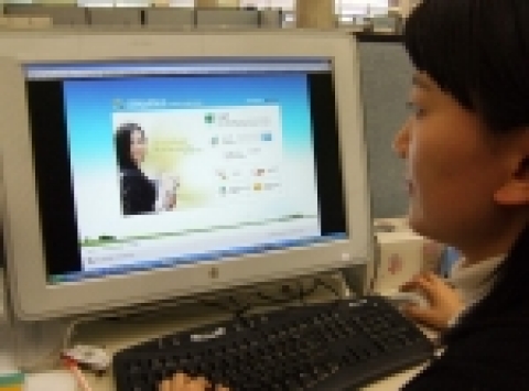 ETRI 연구원이 이번에 개발된 사무환경 시스템인 '워프'를 시연하고 있다.