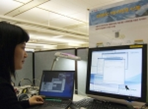 ETRI 연구원이 이번에 개발된 사무환경 시스템인 '워프'를 시연하고 있다.