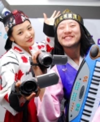 소니 코리아가 차세대 UCC를 선도할 HDD형 신제품 4종(DCR-SR42/DCR-SR62/DCR-SR200/DCR-SR300)과 DVD형 HD 핸디캠 2종(HDR-UX5/HDR-UX7)을 동시에 출시했다.