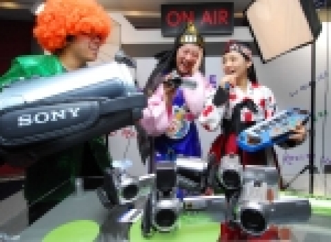 소니 코리아가 차세대 UCC를 선도할 HDD형 신제품 4종(DCR-SR42/DCR-SR62/DCR-SR200/DCR-SR300)과 DVD형 HD 핸디캠 2종(HDR-UX5/HDR-