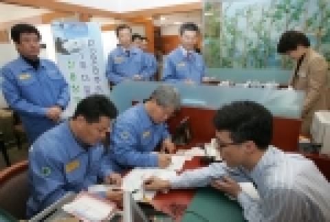 포스코 노경협의회 백인규 대표등 근로자위원들이 포스코 주식구입 신청서를 작성하고 있다.