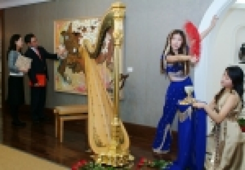 '매화와 소' 작품 앞에서 작가 이윰씨가 퍼포먼스를 하고 있는 장면