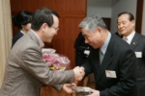 6일 서울 양재동 교육문화회관에서 개최된 KT 협력사사장단 초청 파트너스데이(PArtner's day)행사에서 남중수 사장이 우수협력사로 선정된 삼성전자 이관수 부사장에게