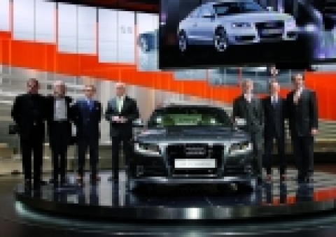 아우디 A5 쿠페와 루퍼트 스타들러 아우디AG 회장(오른쪽 네번째), 발터 드 실바 아우디 폭스바겐그룹 디자인 총책임자(오른쪽 세번째)