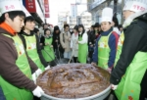 완성된 대형뽑기 제작에 참여한 고객 및 관계자들의 모습