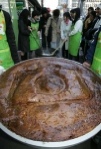 완성된 대형뽑기 제작에 참여한 고객 및 관계자들의 모습