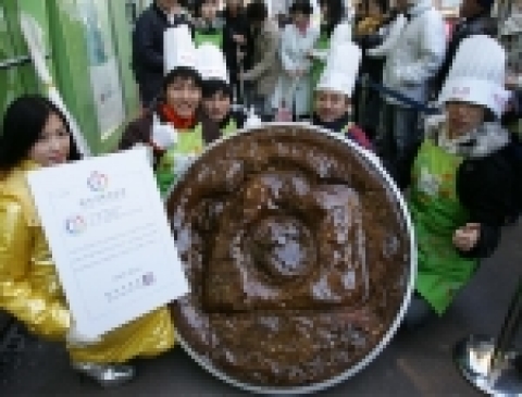 완성된 대형뽑기 제작에 참여한 고객 및 관계자들의 모습