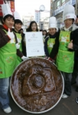 완성된 대형뽑기 제작에 참여한 고객 및 관계자들의 모습