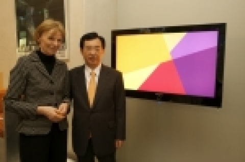 덴마크 아트&디자인 미술관에 영구전시되는 삼성전자 LCD TV 앞에선 삼성전자 구주총괄 김인수 부사장(左)과 덴마크 아트&디자인 미술관장(右)