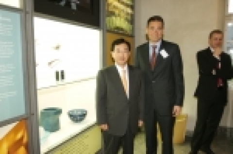 덴마크 아트&디자인 미술관에 영구 전시되는 삼성전자 휴대폰 앞에선 구주총괄 김인수 부사장(左)과 세계적인 디자인 가구 회사 프리츠 한센 CEO