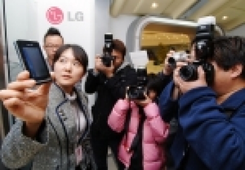 해외 언론 사진기자들이 LG전자 프라다폰에 대해 열띤 취재경쟁을 벌이고 있다. 
