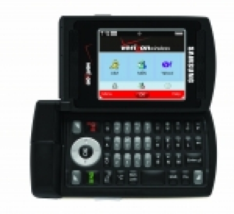 '듀얼 힌지 쿼티폰'은 가로와 세로 양쪽으로 폴더를 열 수 있는 양방향 힌지 디자인에 일반 키보드와 동일한 자판의 쿼티형 키패드를 장착했지만 두께는 14.8mm에