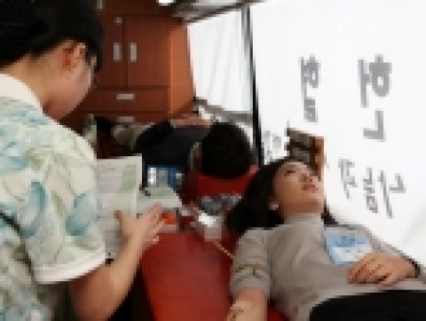 3월 7일, 코오롱 그룹 공채 신입사원 118명이 코오롱 인재개발센터(경기도 용인 소재)에서 헌혈을 실시했다.