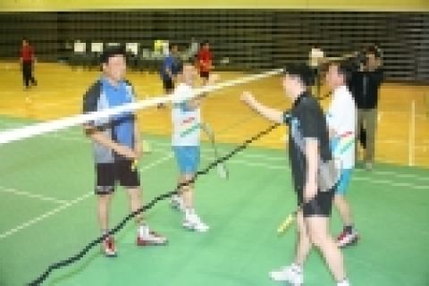 삼성전기 강호문 사장, 박정대 노사협의회 위원장, 김효경 부산사업장 사원대표, 김기영 부사장(좌측부터)이 경기시작 전 화이팅을 외치고 있다. 