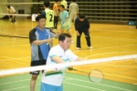 삼성전기 강호문사장(좌측)과 박정대 노사협의회 위원장(우측,흰색)이 노사화합을 위한 배드민턴 친선 경기를 하고 있다.    