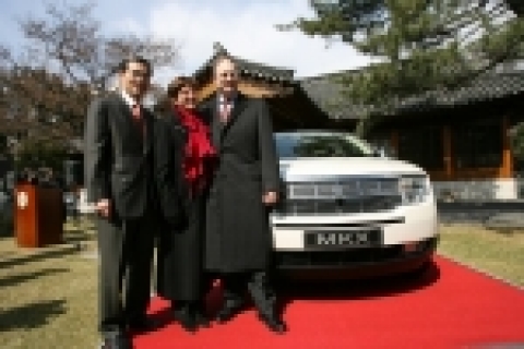 알렉산더 버시바우(Alexander Vershbow) 주한미국대사 내외와 포드코리아 정재희 대표가 미대사관저에서 오늘 출시한 링컨 MKX와 포즈를 취하고 있다. 