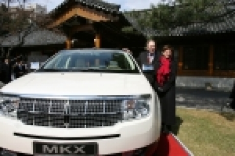 알렉산더 버시바우(Alexander Vershbow)  주한미국대사와 부인 리사 버시바우 (Lisa Vershbow) 내외가 다정하게 웃고있다. 