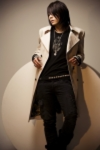 3년 만에 돌아온 폭발적인 가창력의 소유자 박효신이 한층 더 멋스러워지고 고급스러운 스타일로 관심을 집중시키고 있다.