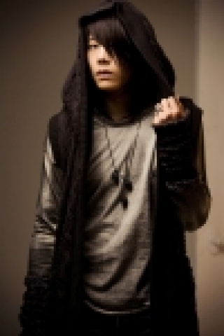 3년 만에 돌아온 폭발적인 가창력의 소유자 박효신이 한층 더 멋스러워지고 고급스러운 스타일로 관심을 집중시키고 있다.