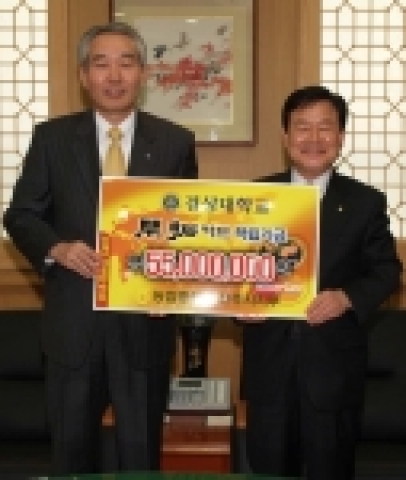 농협중앙회 진주시지부 이부근 지부장(오른쪽)이 조무제 총장(왼쪽)에게 '개척카드 적립기금'을 전달하면서 웃고 있다. 

