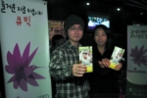 서울 종로 서울극장에서 열린‘하나포스 리틀러너 시사회’에 하나포스 고객 300명이 참가하여 최신영화 관람을 즐겼다. 시사회에 참가한 고객들이 즐거워하고 있다. 