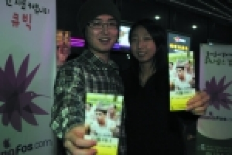 서울 종로 서울극장에서 열린‘하나포스 리틀러너 시사회’에 하나포스 고객 300명이 참가하여 최신영화 관람을 즐겼다. 시사회에 참가한 고객들이 즐거워하고 있다. 