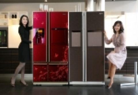 삼성전자는 8일 고급 원목의 질감을 그대로 살린 新소재로 빌트인 제품 수준의 외관을 실현한 2007년형 양문형 냉장고 명품 '지펠 컬리넌'(Zipel Cullin