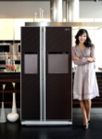삼성전자는 8일 고급 원목의 질감을 그대로 살린 新소재로 빌트인 제품 수준의 외관을 실현한 2007년형 양문형 냉장고 명품 '지펠 컬리넌'(Zipel Cullin