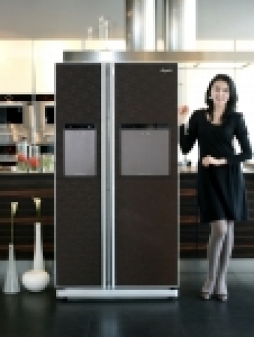 삼성전자는 8일 고급 원목의 질감을 그대로 살린 新소재로 빌트인 제품 수준의 외관을 실현한 2007년형 양문형 냉장고 명품 '지펠 컬리넌'(Zipel Cullin