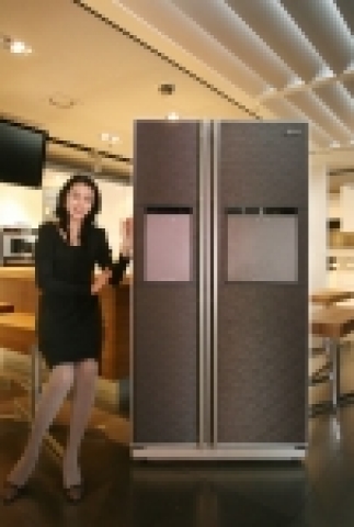 삼성전자는 8일 고급 원목의 질감을 그대로 살린 新소재로 빌트인 제품 수준의 외관을 실현한 2007년형 양문형 냉장고 명품 '지펠 컬리넌'(Zipel Cullin