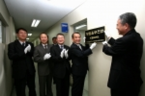 한국철도공사는 8일 이철 사장(오른쪽 두번째)과 성해용 국가청렴위원회 상임위원(오른쪽 첫번째) 등이 참석한 가운데 청렴옴부즈만 사무실 개소식을 가졌다.