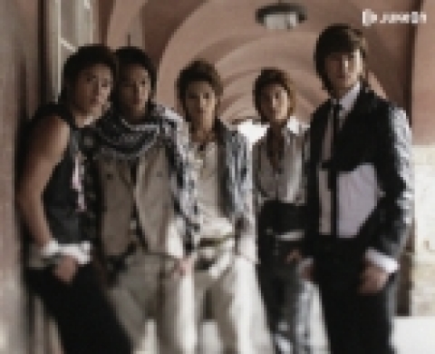 '사탕을 직접 만들어 선물할 것 같은 남자가수는?’ 설문조사에서 동방신기의 믹키유천이 1위를 차지했다. 
