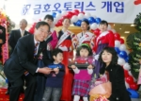 금호렌터카는 8일 오전 광화문 오피시아 빌딩 1층에서 이삼섭 금호렌터카 사장이 참석한 가운데 금호오토리스 개업식을 갖고 본격적인 오토리스 영업을 시작했다. 