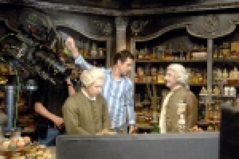 ‘향수’ 톰 튀크베어 감독,  4개국 언어로 5200명 엑스트라 지휘