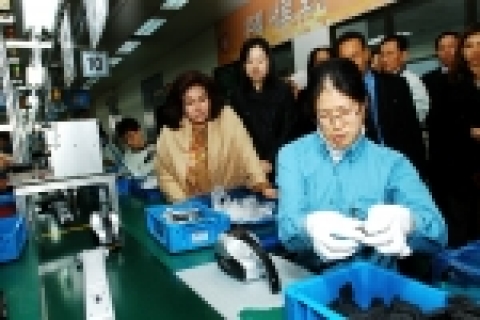 삼성전자가 장애인들의 사회참여를 장려하기 위해 설립한 무궁화전자에 9일 말레이시아 부총리 부인을 비롯한 고위공무원 부인단이 방문했다.