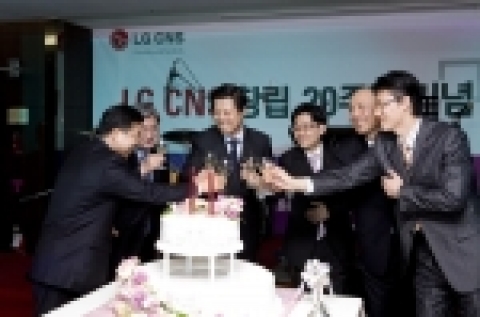 3/7일 LG CNS 본사 프라임타워에서 개최한 LG CNS 창립 20주년 기념식에서 신재철 사장이 임직원들과 창립 20주년을 기념하는 축배를 들고 있다.