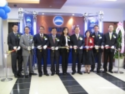 우리아메리카은행 LA 플러튼지점 개점을 축하하기 위해                 우리은행 문동성 부행장(왼쪽에서 네 번째)과 스티브베리부에나팍 시장          (오른쪽에서 